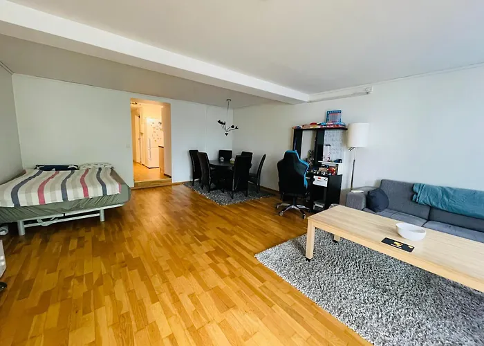 Spacious Waterfront Apartment With Free Parking - Upgraded 2024